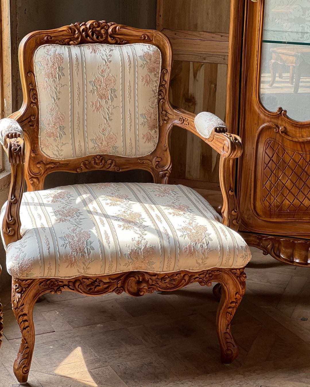 Pair of Elegant Louis XV fauteuil/ chair with intense cartouche – Parrot &  Lily