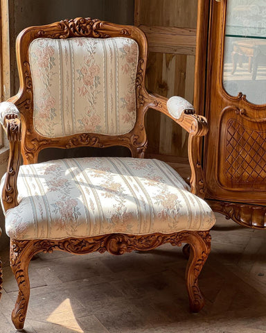 Pair of Elegant Louis XV fauteuil/ chair with intense cartouche~