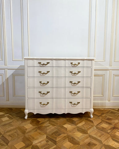 Commode with restraint silhouette