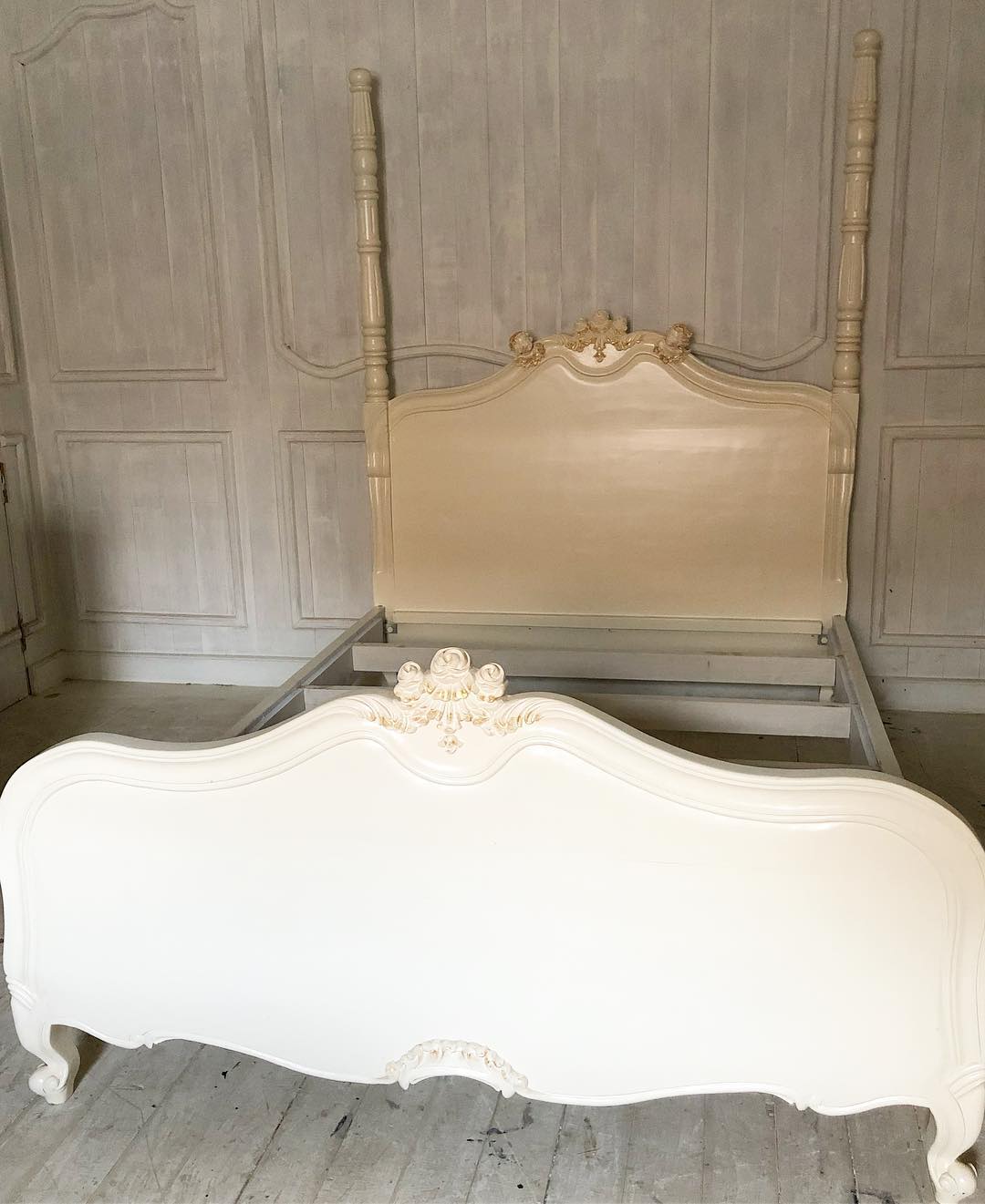 Louis XV bed with two posters and cherub details
