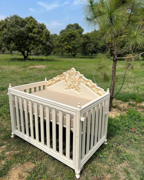 Charming baby cot of Louis XV elegance
