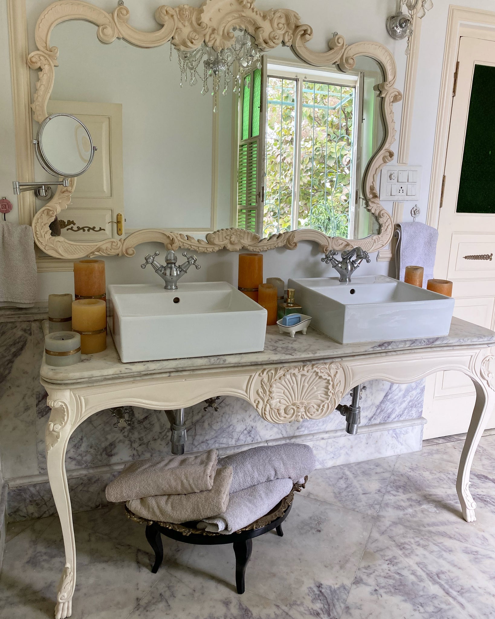 Elegant console with full cockle