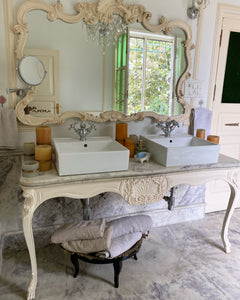 Elegant console with full cockle