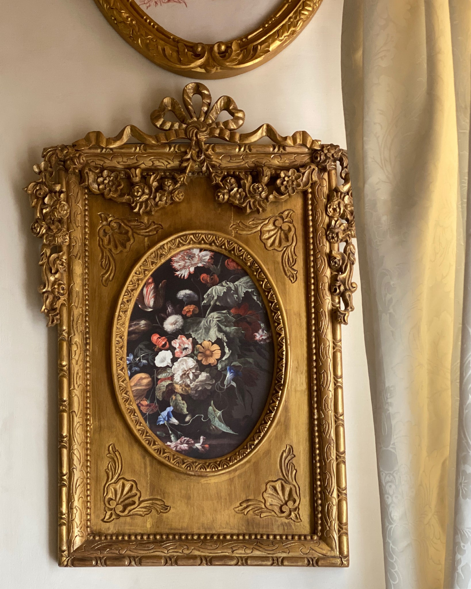Late Louis XVI frame with wreathes from the Unfurling
