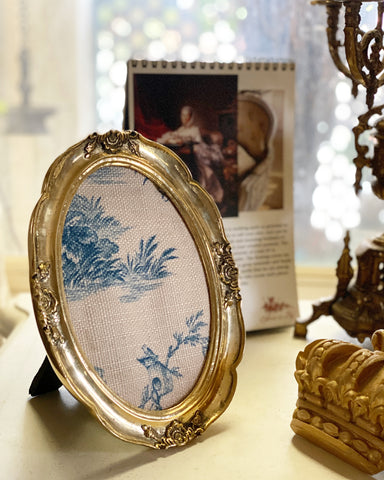 The Scalloped oval frame with cockles