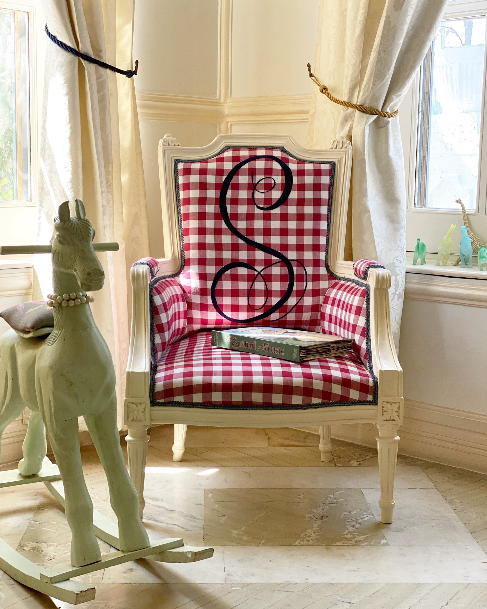 Louis XVI square-back bergère for the absolute hearts