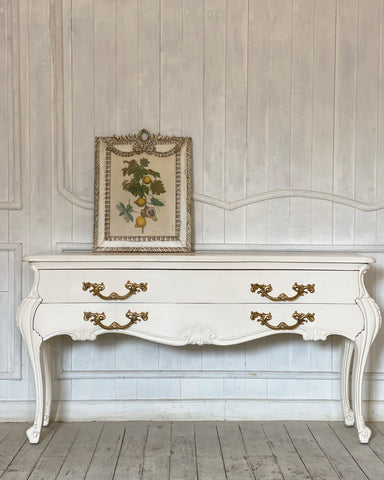 Exquisite commode in bombé swell