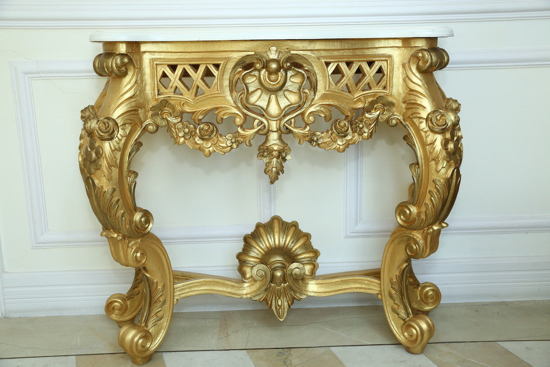 Console table of Italian baroque features