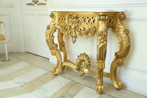 Console table of Italian baroque features