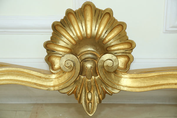 Console table of Italian baroque features