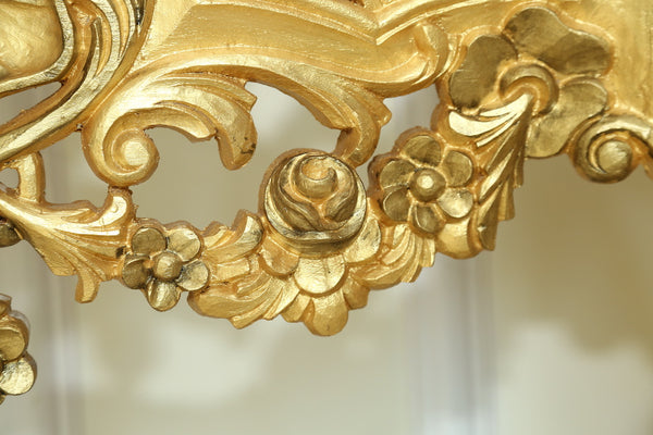 Console table of Italian baroque features