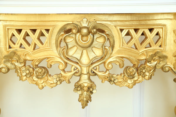 Console table of Italian baroque features