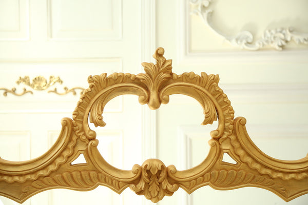 Frame inspired by Italian Baroque features