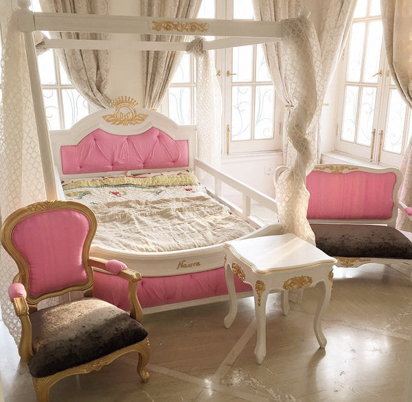 Dainty four poster bed