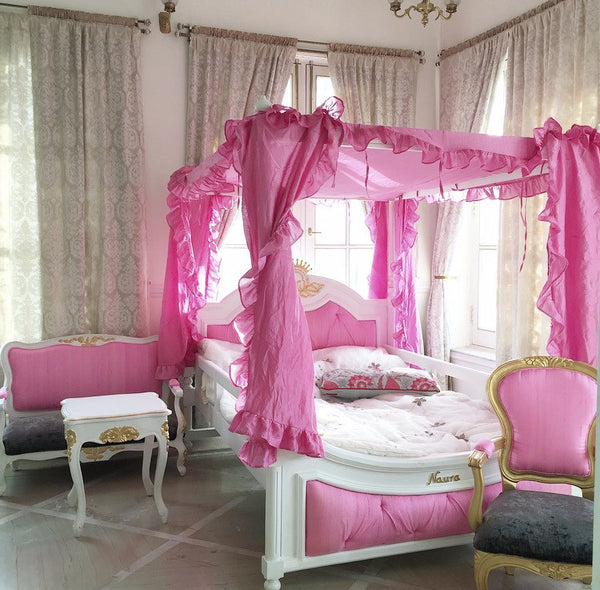 Dainty four poster bed