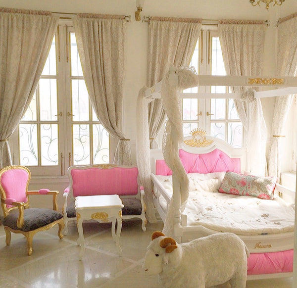 Dainty four poster bed