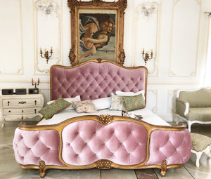 The upholstered Louis XV bed
