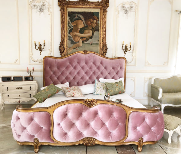 The upholstered Louis XV bed