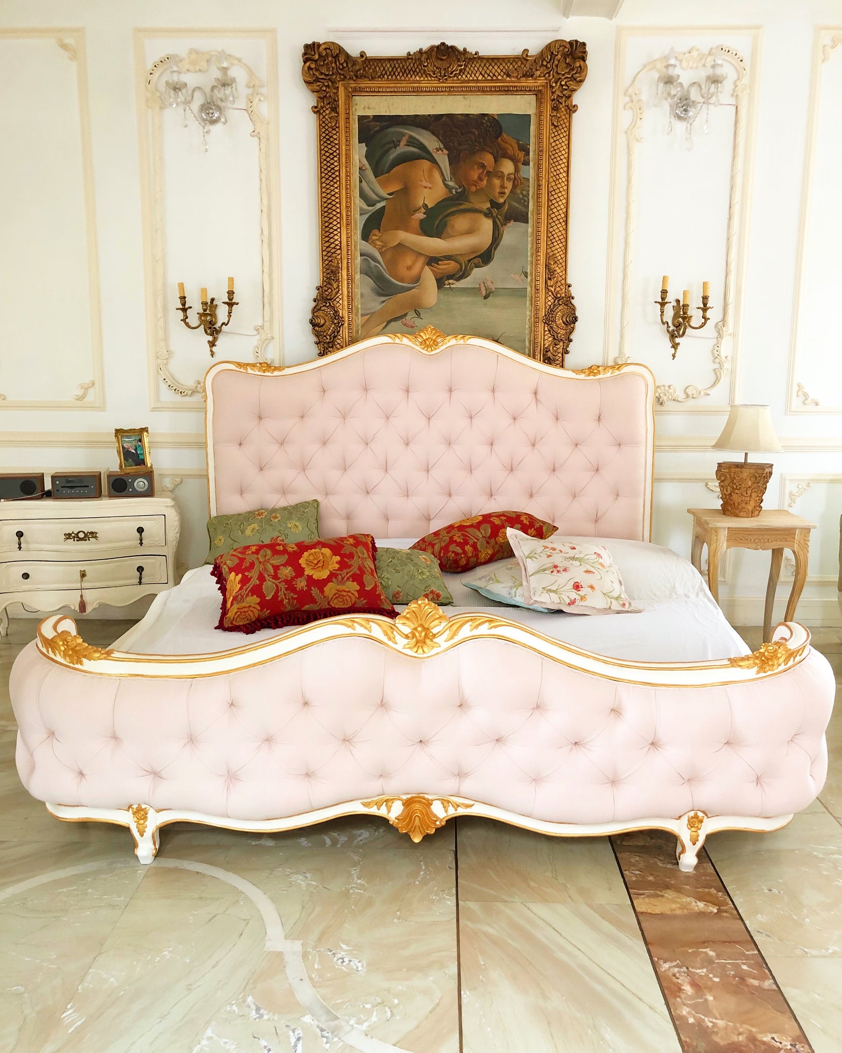 The upholstered Louis XV pink bed