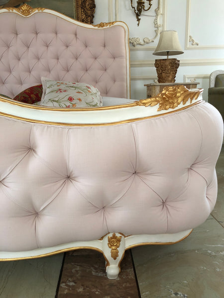 The upholstered Louis XV pink bed