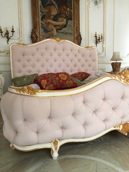 The upholstered Louis XV pink bed