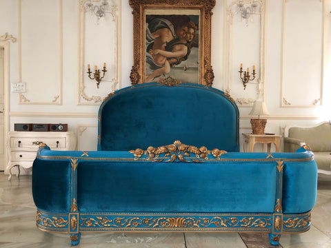 The upholstered Louis XVI bed