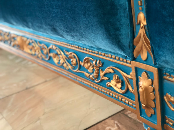 The upholstered Louis XVI bed