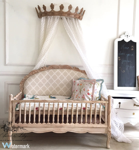 The dreamy cot inspired by Louis XV