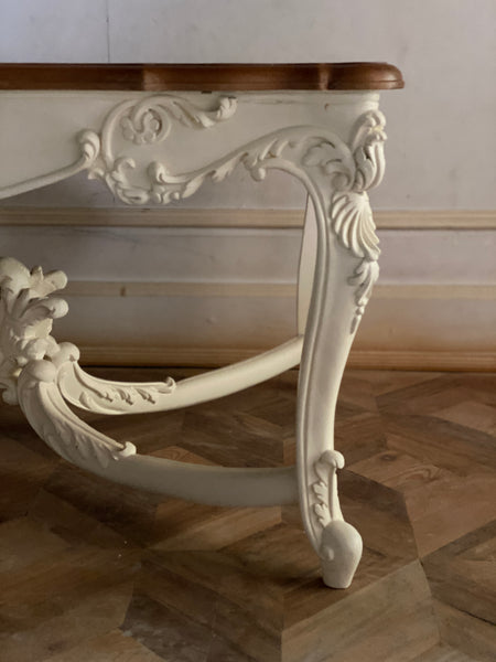 Louis XV centre table with extraordinary brilliance