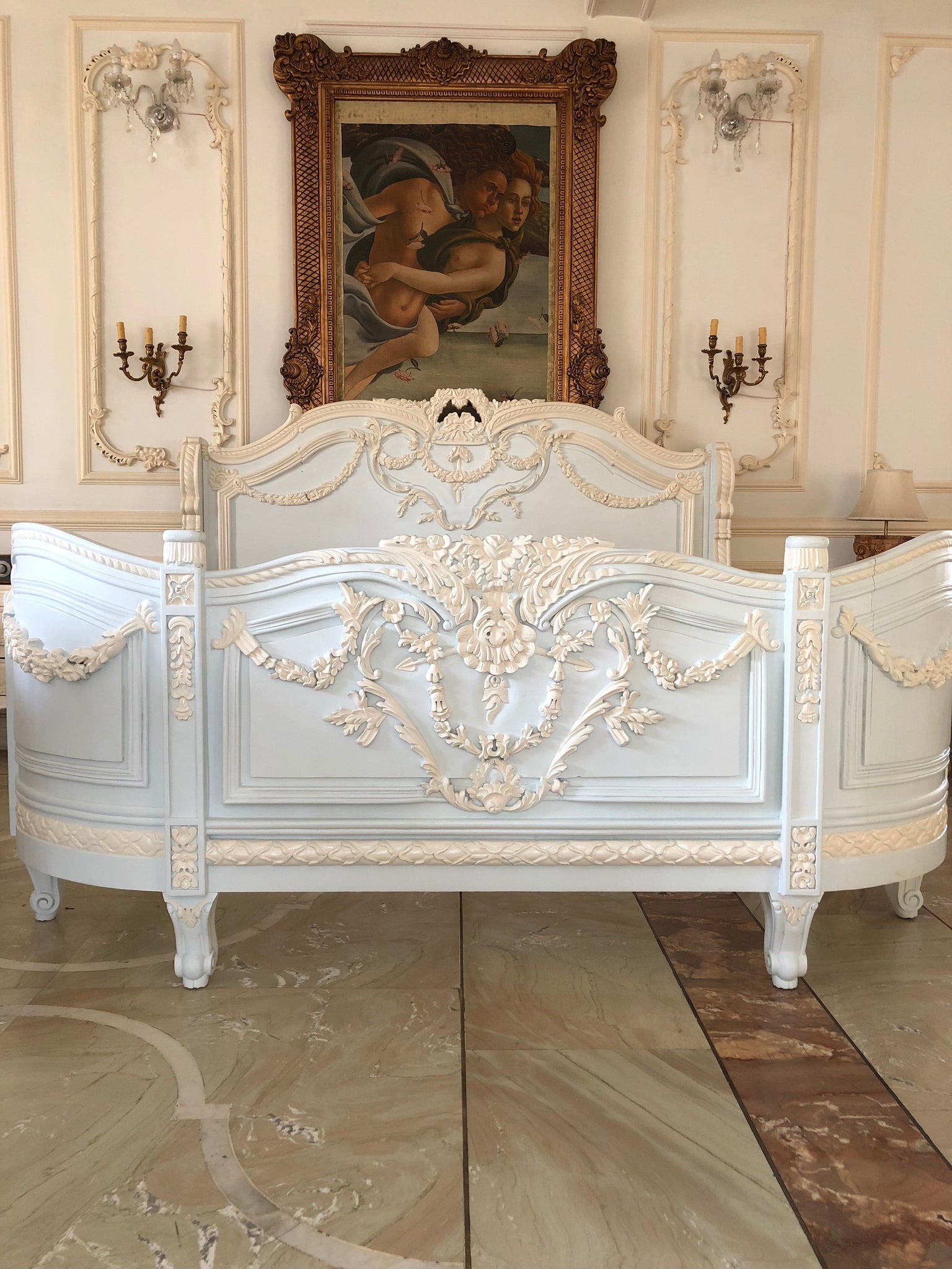 The exuberant Louis XVI bed with extraordinary details