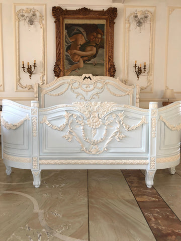 The exuberant Louis XVI bed with extraordinary details
