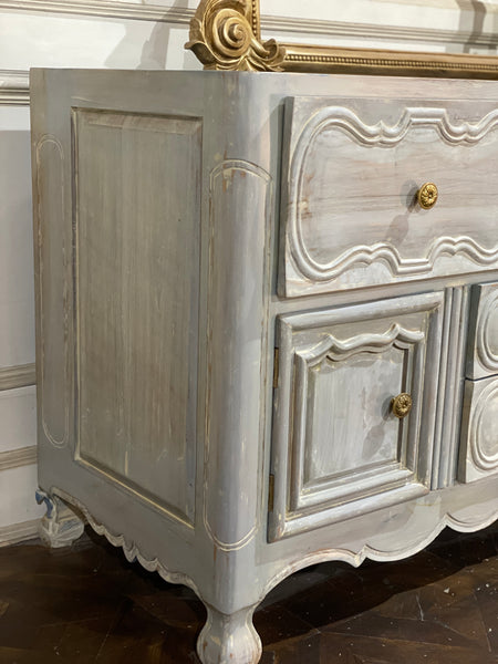 Provençal buffet table of country elegance
