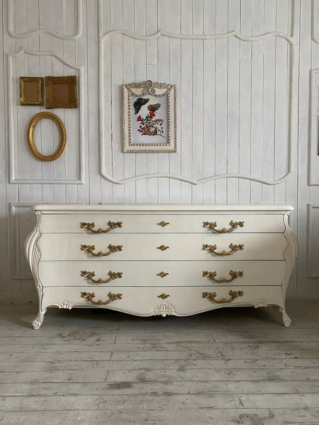 Louis XV commode in bombé swell