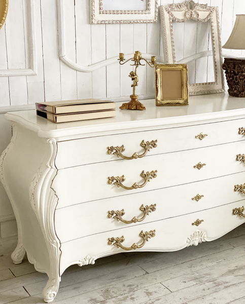 Louis XV commode in bombé swell