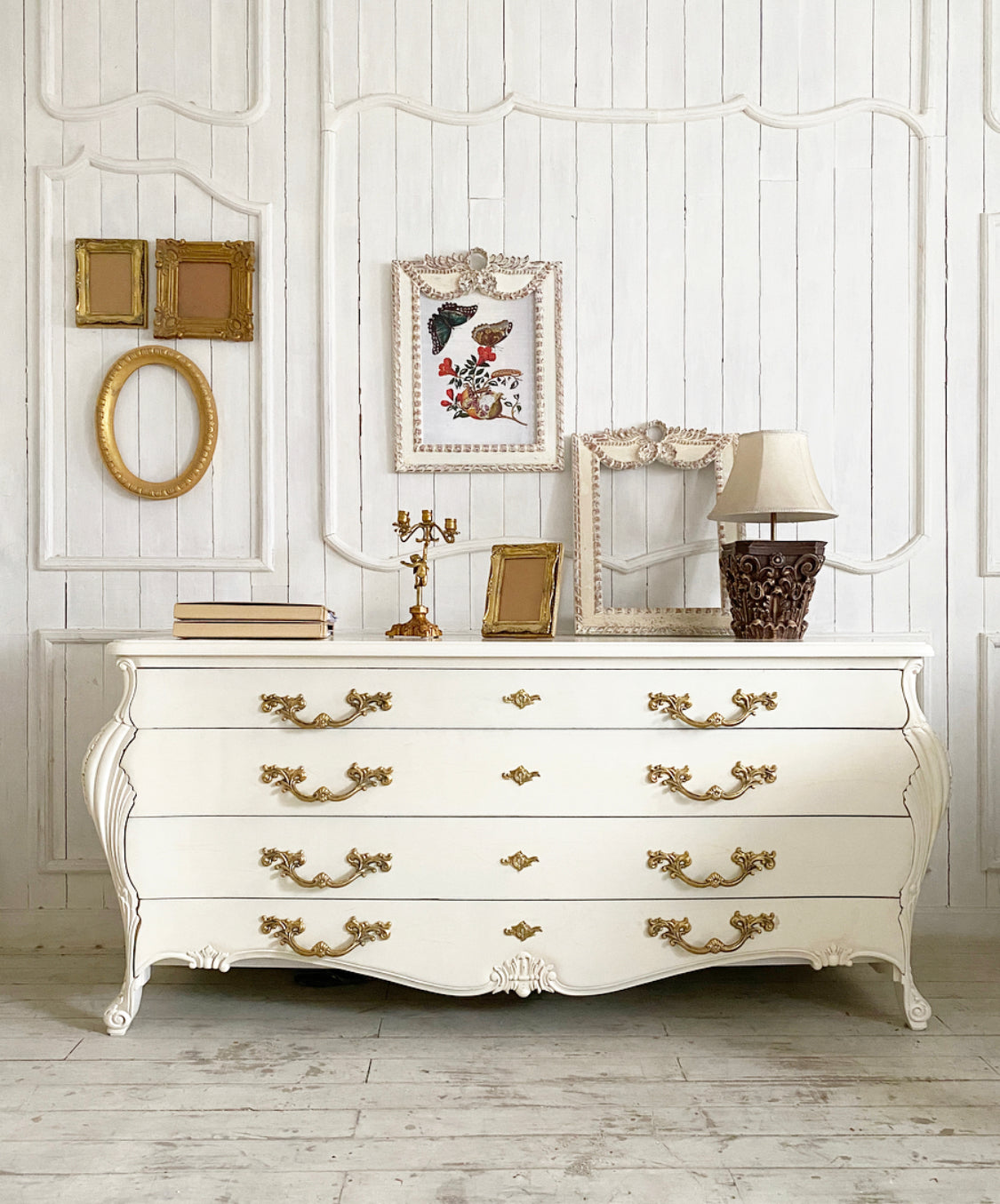 Louis XV commode in bombé swell