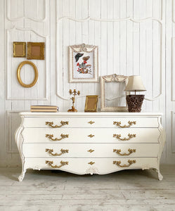 Louis XV commode in bombé swell