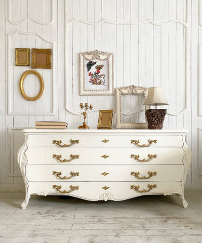 Louis XV commode in bombé swell