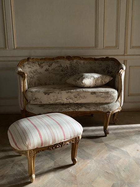 Exceptional Louis XV footstool with a curved silhouette