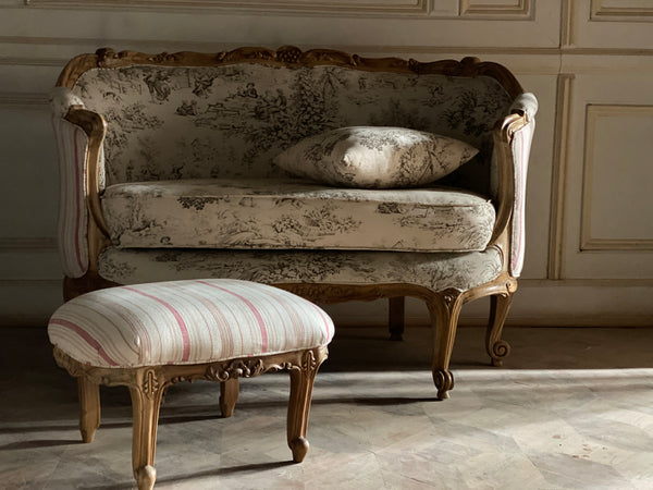 Exceptional Louis XV footstool with a curved silhouette