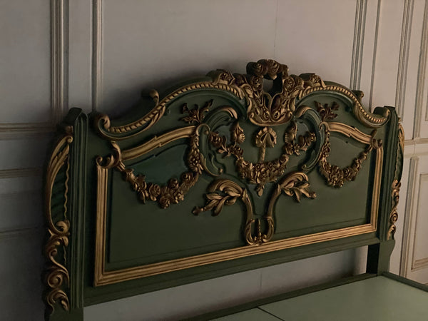 The exuberant Louis XVI bed with extraordinary details