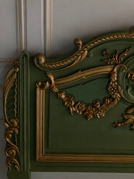 The exuberant Louis XVI bed with extraordinary details