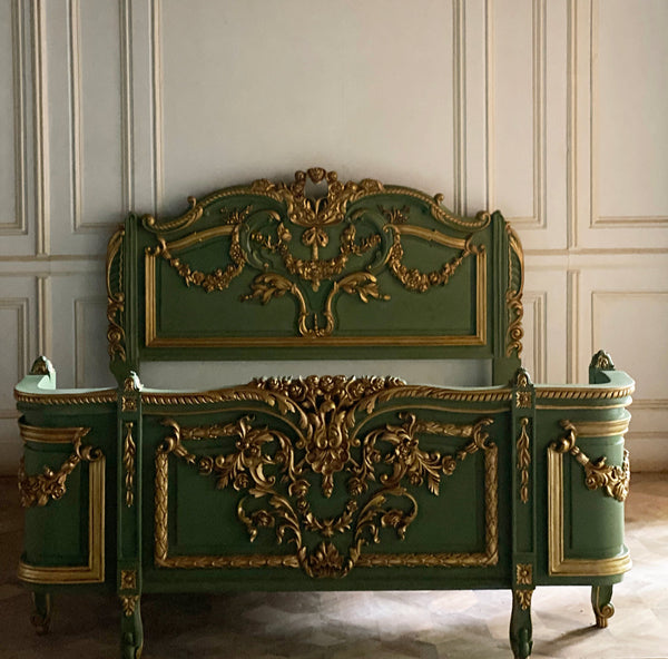 The exuberant Louis XVI bed with extraordinary details