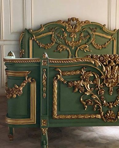 The exuberant Louis XVI bed with extraordinary details
