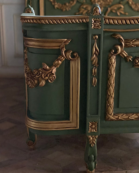 The exuberant Louis XVI bed with extraordinary details