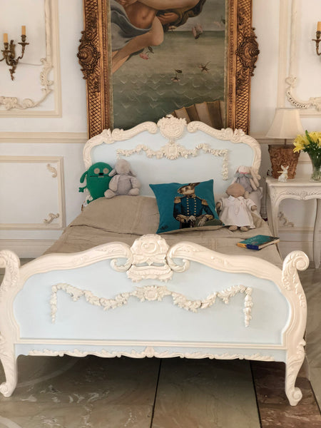 Louis XV bed with intense cartouche
