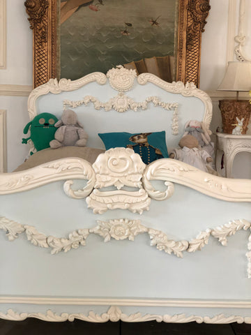 Louis XV bed with intense cartouche