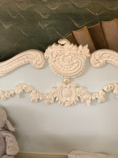 Louis XV bed with intense cartouche