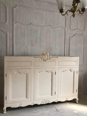 Armoire with a stunning cartouche