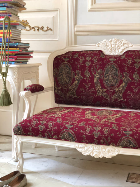 Settee / sofa of Louis XV style with foliage carving