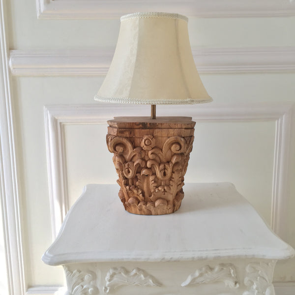 Lamp inspired by a Corinth capital
